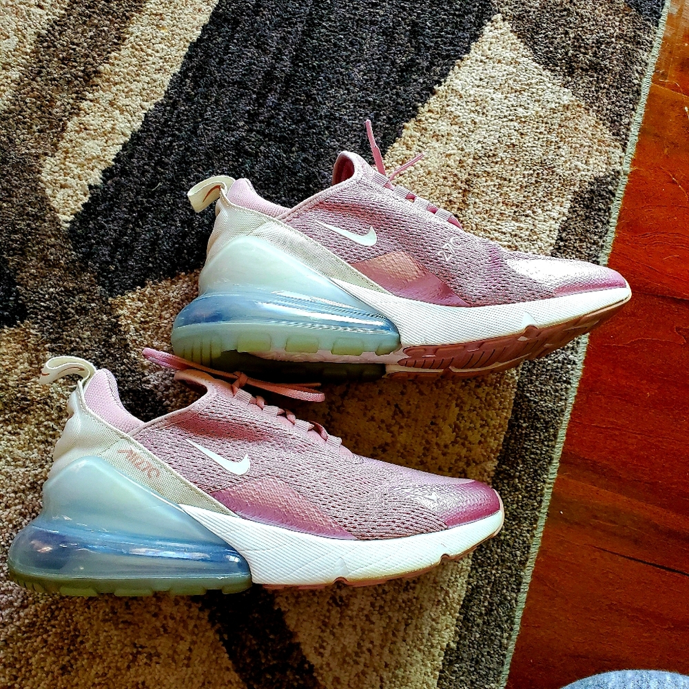 Nike women's air max 270. Color- plum white